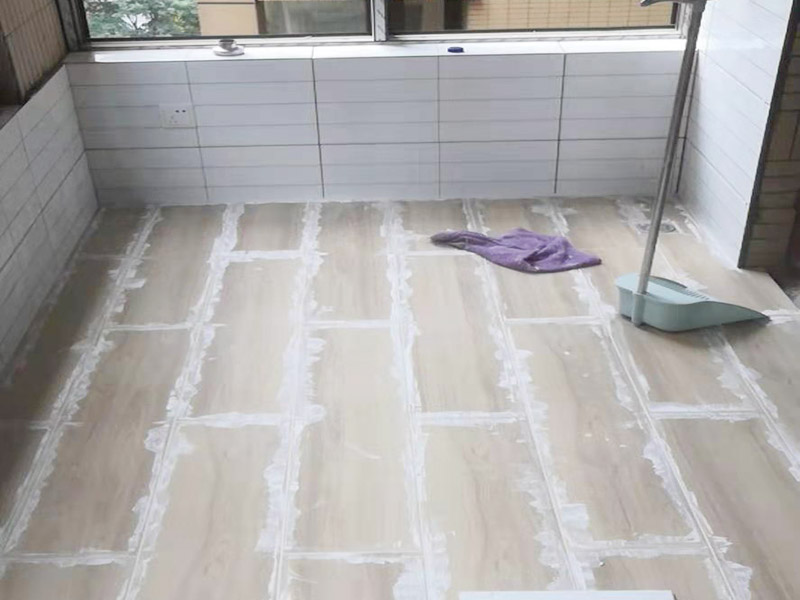 陽臺拆除后貼磚：在貼磚前一定要對墻面進行仔細檢查，墻體如有裂紋必須先進行處理。如果沒有將膩子鏟掉就直接貼磚，會存在很大的安全隱患，膩子表面掛不住水泥，容易造成瓷磚脫落現(xiàn)象的產(chǎn)生，所以在墻面瓷磚鋪貼上一定要注意對墻面的處理。