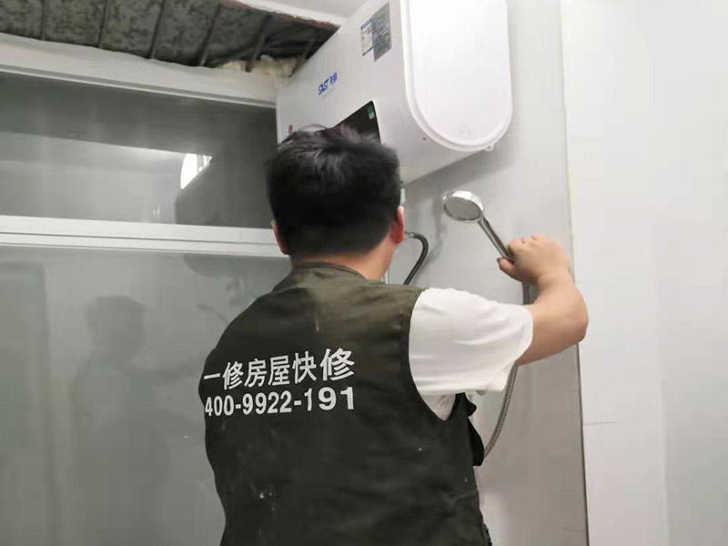 浴室花灑維修安裝：花灑是衛浴組合中比較重要的一個部分，只有花灑足夠的好，水足夠的大，我們洗澡的時候才足夠的舒服?；冉z彎頭出水口要掌握好左熱右冷不能錯，預留絲頭是要考慮到貼墻磚的厚度，最好讓高出毛胚墻15mm,如果和毛胚墻水平，等貼完了墻磚你就會發現絲頭陷在墻里太深，弄不好會裝不上淋浴器。