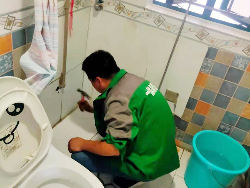 浴室花灑維修安裝：花灑是衛浴組合中比較重要的一個部分，只有花灑足夠的好，水足夠的大，我們洗澡的時候才足夠的舒服。花灑內絲彎頭出水口要掌握好左熱右冷不能錯，預留絲頭是要考慮到貼墻磚的厚度，最好讓高出毛胚墻15mm,如果和毛胚墻水平，等貼完了墻磚你就會發現絲頭陷在墻里太深，弄不好會裝不上淋浴器。
