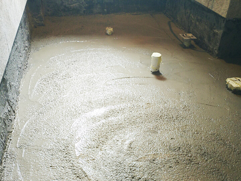 廁所地面找平施工：更換衛生間的地磚，在將原有地磚鑿去之后，一定要先用水泥砂漿將地面找平，回填建議最理想用陶粒，次之用輕質磚，常用建渣，亦可架空，煤渣也可較少了。然后再做防水處理。攪勻防水材料，要均勻一致，操作時先墻面后地面，從內向外退著操作,待干固后做閉水試驗幾天，然后再開始貼磚。