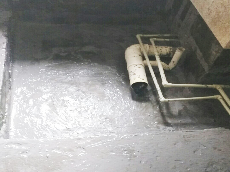 廁所地面找平施工：更換衛生間的地磚，在將原有地磚鑿去之后，一定要先用水泥砂漿將地面找平，回填建議最理想用陶粒，次之用輕質磚，常用建渣，亦可架空，煤渣也可較少了。然后再做防水處理。攪勻防水材料，要均勻一致，操作時先墻面后地面，從內向外退著操作,待干固后做閉水試驗幾天，然后再開始貼磚。