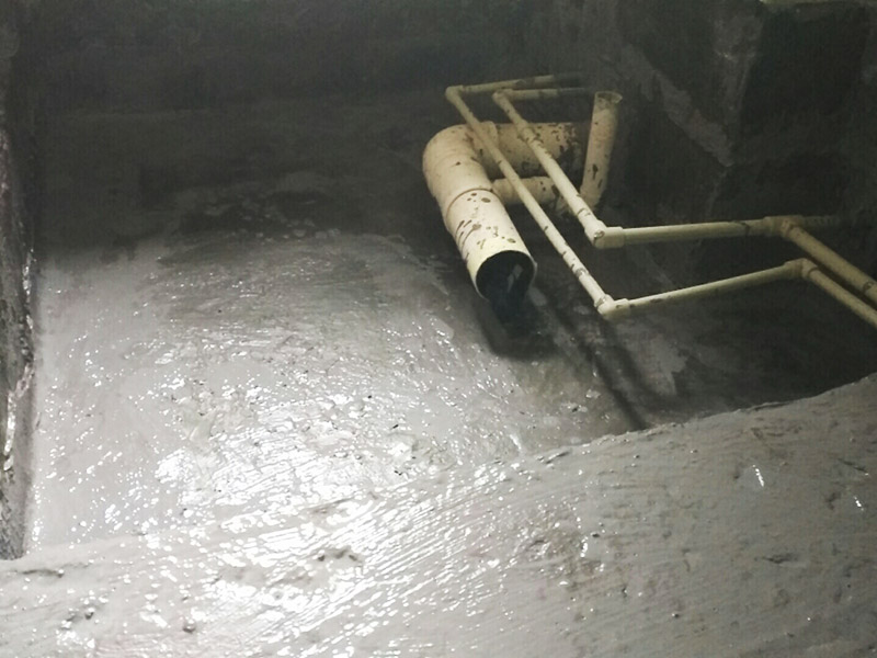 廁所地面找平施工：更換衛生間的地磚，在將原有地磚鑿去之后，一定要先用水泥砂漿將地面找平，回填建議最理想用陶粒，次之用輕質磚，常用建渣，亦可架空，煤渣也可較少了。然后再做防水處理。攪勻防水材料，要均勻一致，操作時先墻面后地面，從內向外退著操作,待干固后做閉水試驗幾天，然后再開始貼磚。