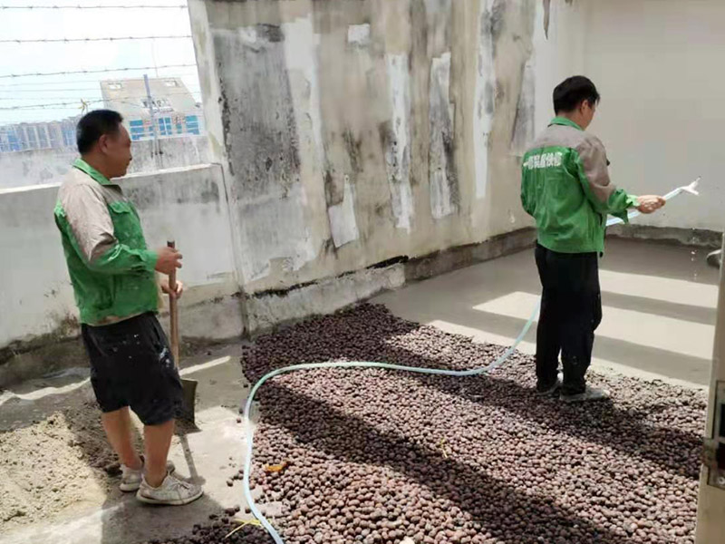 地面陶粒找平：首先需要在地面和墻體連著做兩遍防水，而且墻體的高度最少要高出40公分；然后用混凝土制作若干小格子，并填充防潮陶粒；接著在格子上鋪制鋼筋網，保持陶粒層的牢固；最后在陶粒層上鋪墊混凝土并找平，待干透后再刷素水泥漿就好。