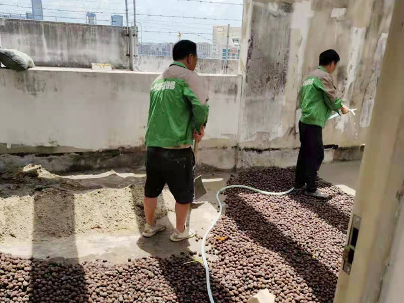 地面陶粒找平：首先需要在地面和墻體連著做兩遍防水，而且墻體的高度最少要高出40公分；然后用混凝土制作若干小格子，并填充防潮陶粒；接著在格子上鋪制鋼筋網，保持陶粒層的牢固；最后在陶粒層上鋪墊混凝土并找平，待干透后再刷素水泥漿就好。