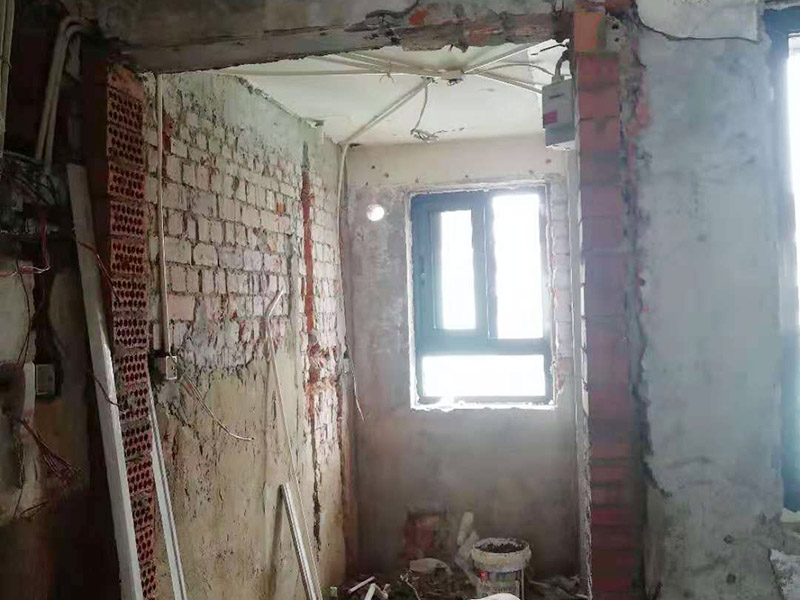 全屋電路改造：電路是家居裝飾中的隱藏工程，是家居裝飾的必然步驟。彈好平行與垂直線開槽，放好開關插座底盒，而開關插座底合安裝要彈水平線開槽，廚衛間須根據設計的使用功能進行彈線開槽。布線都是使用線管進行暗埋，電線需要并頭連接，不能隨便連接，接頭處需要使用按壓接線法，線接好之后，使用絕緣膠布包住。
