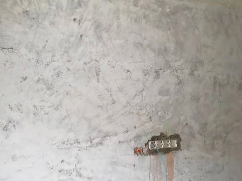 全屋電路改造：電路是家居裝飾中的隱藏工程，是家居裝飾的必然步驟。彈好平行與垂直線開槽，放好開關插座底盒，而開關插座底合安裝要彈水平線開槽，廚衛間須根據設計的使用功能進行彈線開槽。布線都是使用線管進行暗埋，電線需要并頭連接，不能隨便連接，接頭處需要使用按壓接線法，線接好之后，使用絕緣膠布包住。