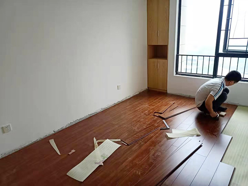 木地板鋪貼案例：首先是先清理地面，清理干凈、平整之后，先要鋪設(shè)一層防潮地墊，在離墻大約預(yù)留1-3英寸的空隙，為了防止地板的第一行的地板滑動，必須用間隔的裝置或者楔子固定。按照一定的角度安在已經(jīng)安裝好的地板上，要保證地板比較長的一邊與上一行板結(jié)合的盡可能緊密。