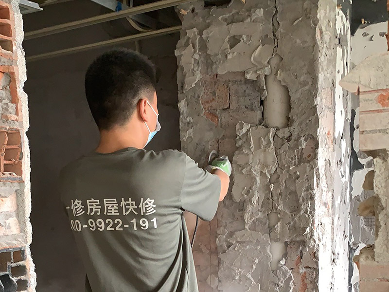 墻面基層鏟除裝修：舊墻面基層處理相對新墻面較為復(fù)雜。現(xiàn)在將舊墻上的裝飾物去掉，然后將舊墻上的灰塵、油污等清理干凈。對于舊墻面上裂紋脫落的地方，可以用水泥砂漿進(jìn)行其修復(fù)，進(jìn)行墻面的拉毛壓扁處理。
