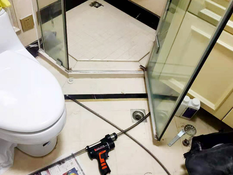 浴室鋼化膜防水涂刷：浴室玻璃墻防水工程和涂料，因為浴室濕氣比較重，所以都需要耐性比較好的，爆嗮不會裂開，低溫性也要好的，高溫不變軟，綠樹環(huán)保的，所以要選擇那些具有防水，防腐特點的材料。