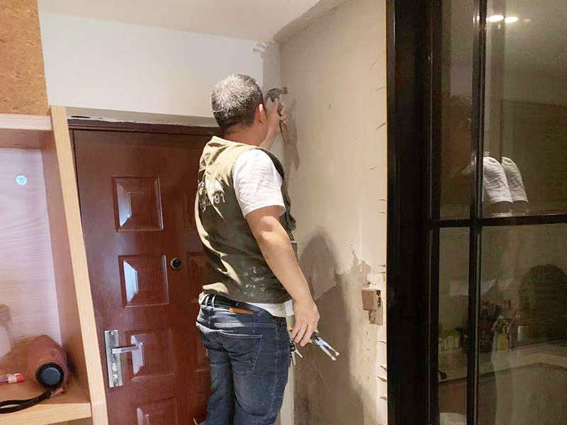 入戶門墻面翻新：翻新前，需要先將舊漆面鏟除干凈，之后在進(jìn)行打磨，將墻面的浮沉雜物都清理干凈。然后基層做完后，需要將施工區(qū)域的家具物件移除，避免在翻新過程中，使家具受到損傷。檢測一下墻面的平整度，膩?zhàn)庸蝺杀榧纯?，再刷底漆，最后對墻面進(jìn)行油漆涂刷。注意施工完后要記得通風(fēng)哦。