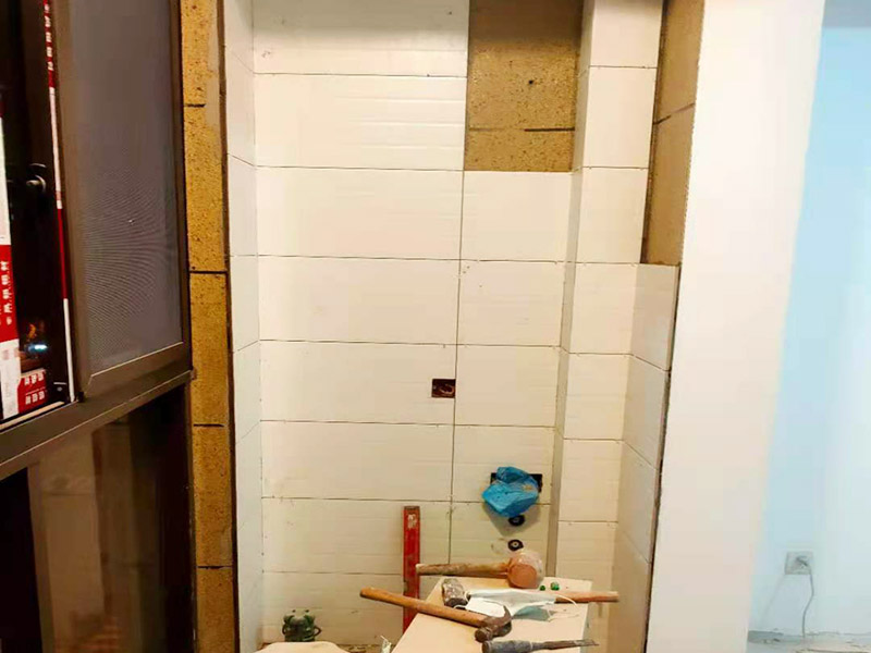 陽臺改造貼磚維修：陽臺改造翻新也不算小項目記得要做成品保護，然后就是在粘結劑量置晾時間內，將準備好的瓷磚鋪壓到位，垂直于梳理方向輕微搓動以排出磚下的空氣。鋪貼到位后用橡皮錘輕擊，用尺寸合適的十字定位架來調整表面平整度及接縫的平直。