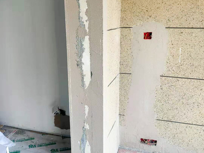 陽臺改造貼磚維修：陽臺改造翻新也不算小項目記得要做成品保護，然后就是在粘結劑量置晾時間內，將準備好的瓷磚鋪壓到位，垂直于梳理方向輕微搓動以排出磚下的空氣。鋪貼到位后用橡皮錘輕擊，用尺寸合適的十字定位架來調整表面平整度及接縫的平直。