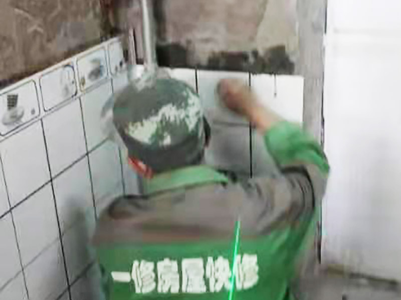 廚房貼磚裝修：廚房的墻面貼瓷磚要貼到房頂為宜，可以方便我們清洗。有的廚房裝修瓷磚會只貼一多半，其實這是不夠的，需要補貼到頂的。