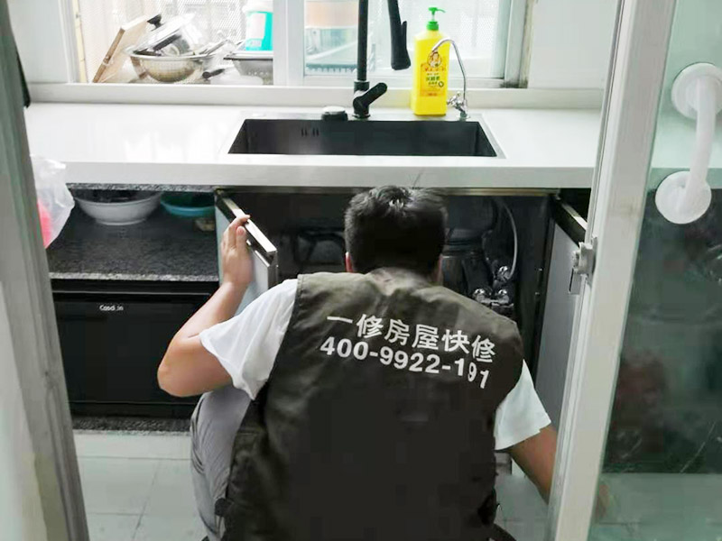 廚房裝修翻新完工：首先要做好的就是廚房的成品保護，然后就可以開始對廚房中不合理的地方根據設計圖和現場的規劃進行打拆工作了，瓷磚鋪設完成和天花都做好之后，就要開始安裝櫥柜和櫥柜臺面、灶臺、水槽等家具，安裝好之后，需要對櫥柜進行調試。