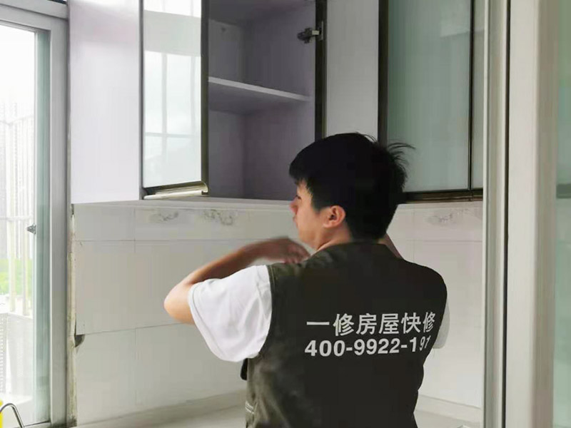 廚房裝修翻新完工：首先要做好的就是廚房的成品保護，然后就可以開始對廚房中不合理的地方根據設計圖和現場的規劃進行打拆工作了，瓷磚鋪設完成和天花都做好之后，就要開始安裝櫥柜和櫥柜臺面、灶臺、水槽等家具，安裝好之后，需要對櫥柜進行調試。
