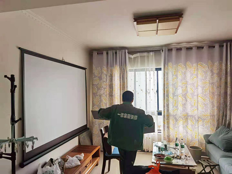 客廳翻新裝修：老墻面的水泥層都有可能存在損壞嚴重的情況，可以將損壞的墻面部分全部鏟除，之后再使用水泥進行涂抹。然后刷底漆，底漆具有防潮、保護墻面、提高墻面粉刷效果的作用。必不可少的步驟。后面就能刷乳膠漆，記得進行涂刷的時候也要從上到下順著一個方向進行涂刷。