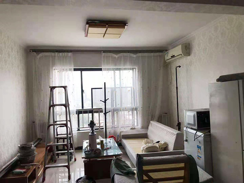 客廳翻新裝修：老墻面的水泥層都有可能存在損壞嚴重的情況，可以將損壞的墻面部分全部鏟除，之后再使用水泥進行涂抹。然后刷底漆，底漆具有防潮、保護墻面、提高墻面粉刷效果的作用。必不可少的步驟。后面就能刷乳膠漆，記得進行涂刷的時候也要從上到下順著一個方向進行涂刷。