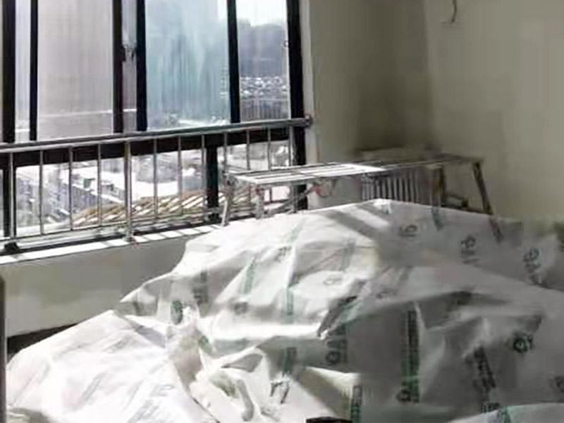 客廳翻新裝修：老墻面的水泥層都有可能存在損壞嚴重的情況，可以將損壞的墻面部分全部鏟除，之后再使用水泥進行涂抹。然后刷底漆，底漆具有防潮、保護墻面、提高墻面粉刷效果的作用。必不可少的步驟。后面就能刷乳膠漆，記得進行涂刷的時候也要從上到下順著一個方向進行涂刷。