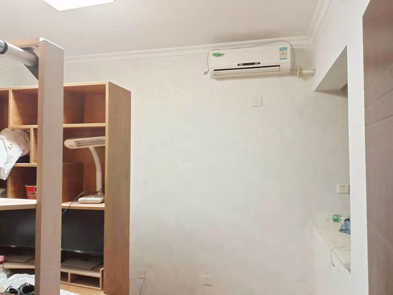 墻紙鋪貼翻新：墻紙空鼓脫落一般由于原有基底不一定密實(shí),直接在原來的壁紙上鋪貼壁紙會(huì)存在較大的風(fēng)險(xiǎn),需要將原有壁紙全部鏟除,測(cè)量好墻體的高度，用壁紙刀裁切壁紙。注意，裁切的壁紙長(zhǎng)度一般要多出墻面高度20～30mm,以方便最后的切邊處理。