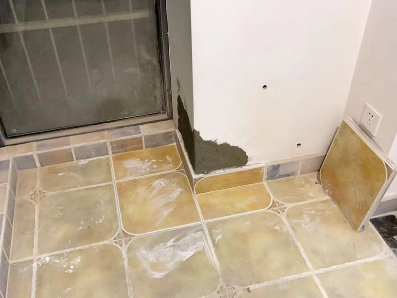 墻角局部修補翻新:用遮蔽紙沿著踢腳線進行遮蔽，做好成品保護，將已經(jīng)出現(xiàn)問題的漆層及膩子鏟掉，在水里面加入適量的膩子粉，并進行充分的攪拌，接著就可以開始上墻批膩子了。刮第一層干了之后再刮第二層，膩子不能刮太厚，否則容易開裂。