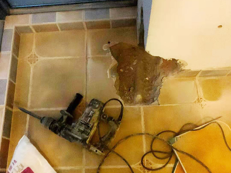 墻角局部修補翻新:用遮蔽紙沿著踢腳線進行遮蔽，做好成品保護，將已經(jīng)出現(xiàn)問題的漆層及膩子鏟掉，在水里面加入適量的膩子粉，并進行充分的攪拌，接著就可以開始上墻批膩子了。刮第一層干了之后再刮第二層，膩子不能刮太厚，否則容易開裂。