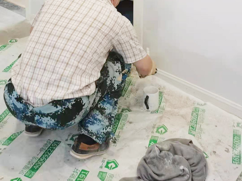 墻面粉刷翻新裝修：鏟除原有墻面已經(jīng)被水浸過(guò)的部分，或用尼龍刷或者粗砂紙將其鏟除，磨平。直到露出水泥砂漿墻面或膩?zhàn)訉印Ｍ拱疾黄降谋砻嫘枰移骄涂梢耘文佔(zhàn)樱?膩?zhàn)哟蚰ネ戤吅螅瑫?huì)留下一些瑕疵。所以刷過(guò)一遍漆后才會(huì)很明顯，這時(shí)候就需要找補(bǔ)了。接著底漆的刷涂效果會(huì)直接影響面漆的效果。