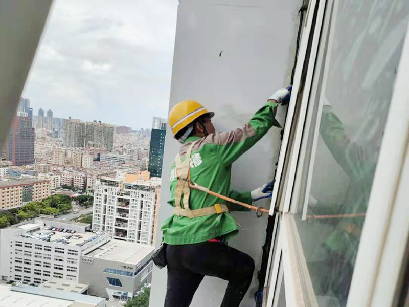 外墻窗框打膠維修：首先，在給斷橋鋁門窗打膠的時(shí)候，先要將斷橋鋁門窗邊上的膠帶給處理掉，不要粘在上面就進(jìn)行打膠防水了，而且窗戶打膠的話，必須在室外打膠，因?yàn)槿绻銖?qiáng)在室內(nèi)進(jìn)行打膠的話，顯然打出來(lái)的膠會(huì)不均勻，這樣就起不到防水的作用了。還有盡可能的使用滿膠，也就是膠槍使用滿膠來(lái)打，這樣我們?cè)诖虻倪^(guò)程中就不會(huì)出現(xiàn)斷膠的現(xiàn)象了。