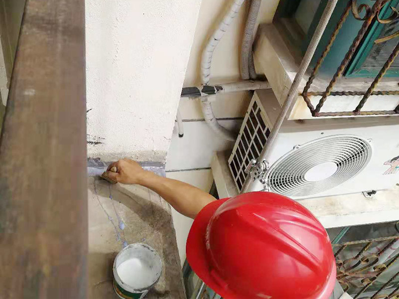 外墻高空打膠防水：首先把墻面用掃把清理干凈，表面無浮灰，如果有坑洞，不平，開裂的要先進(jìn)行修補(bǔ)，補(bǔ)平。混凝土墻和砌塊墻的接縫處，施工洞等區(qū)域掛網(wǎng)，主要避免不同材料之間的接縫處容易開裂。抹防水砂漿。