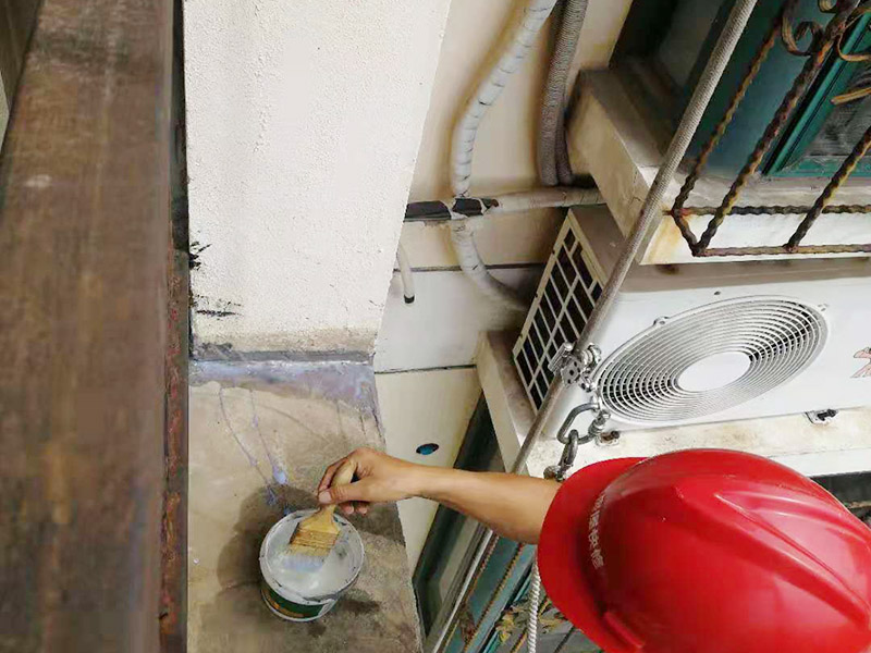 外墻高空打膠防水：首先把墻面用掃把清理干凈，表面無浮灰，如果有坑洞，不平，開裂的要先進(jìn)行修補(bǔ)，補(bǔ)平。混凝土墻和砌塊墻的接縫處，施工洞等區(qū)域掛網(wǎng)，主要避免不同材料之間的接縫處容易開裂。抹防水砂漿。
