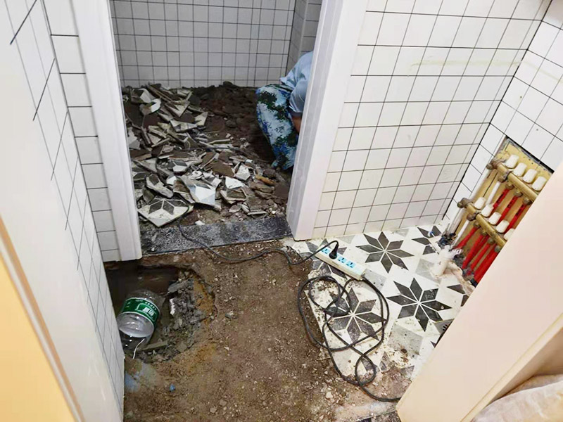 衛生間地磚拆除找漏：首先為了拆除的進度，將衛生間里的衛浴家具拆除搬出另外存放，然后開始鏟除原有的墻磚和地磚，衛生間的防水通常是水電改完后進行的，所以做防水前一定要封堵好下水管道，以免堵塞，小型的水管采用管用螺母封堵，大型的下水管道采用pvc纏繞膜進行封堵。