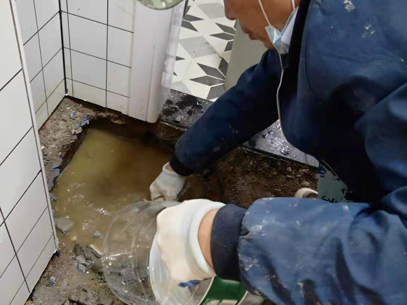 衛生間地磚拆除找漏：首先為了拆除的進度，將衛生間里的衛浴家具拆除搬出另外存放，然后開始鏟除原有的墻磚和地磚，衛生間的防水通常是水電改完后進行的，所以做防水前一定要封堵好下水管道，以免堵塞，小型的水管采用管用螺母封堵，大型的下水管道采用pvc纏繞膜進行封堵。