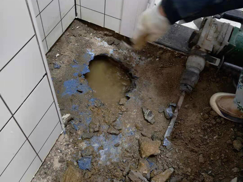 衛生間地磚拆除找漏：首先為了拆除的進度，將衛生間里的衛浴家具拆除搬出另外存放，然后開始鏟除原有的墻磚和地磚，衛生間的防水通常是水電改完后進行的，所以做防水前一定要封堵好下水管道，以免堵塞，小型的水管采用管用螺母封堵，大型的下水管道采用pvc纏繞膜進行封堵。