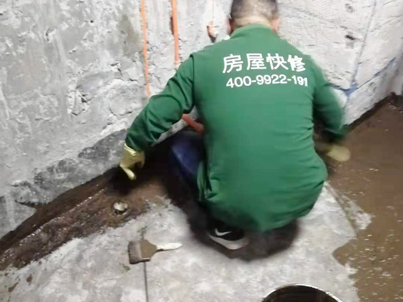 廁所地面刷防水：在進行防水處理之前，一定先找平地面，如果地面不平或效果不好，可能造成因防水涂料薄厚不均而導致的開裂滲漏。防水層做好后要留余一定的時間，讓防水層與建筑更好的融為一體，然后在防水層上做保護層在鋪地磚，如果地磚已鋪設完畢，可千萬不要砸地磚，用專業的補縫防水材料，把所有的縫隙堵住做好防水就好了。也同樣適用于衛生間防水層失效后防水工程。
