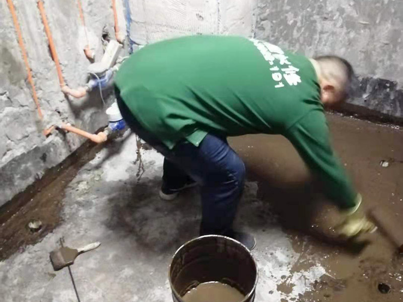 廁所地面刷防水：在進行防水處理之前，一定先找平地面，如果地面不平或效果不好，可能造成因防水涂料薄厚不均而導致的開裂滲漏。防水層做好后要留余一定的時間，讓防水層與建筑更好的融為一體，然后在防水層上做保護層在鋪地磚，如果地磚已鋪設完畢，可千萬不要砸地磚，用專業的補縫防水材料，把所有的縫隙堵住做好防水就好了。也同樣適用于衛生間防水層失效后防水工程。