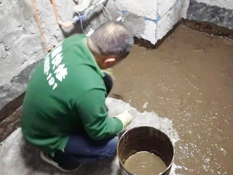 廁所地面刷防水：在進行防水處理之前，一定先找平地面，如果地面不平或效果不好，可能造成因防水涂料薄厚不均而導致的開裂滲漏。防水層做好后要留余一定的時間，讓防水層與建筑更好的融為一體，然后在防水層上做保護層在鋪地磚，如果地磚已鋪設完畢，可千萬不要砸地磚，用專業的補縫防水材料，把所有的縫隙堵住做好防水就好了。也同樣適用于衛生間防水層失效后防水工程。