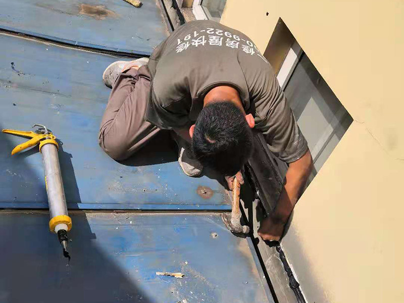 屋頂清理打膠防水：先做好節點、附加層和屋面排水比較集中部位的處理，然后由屋面最低標高處向上施工。鋪貼天溝、檐口卷材時，宜順天溝、檐口方向以減少搭接。按先高后低、先遠后近的原則，先施工鋼屋架坡屋面，后施工平屋面。