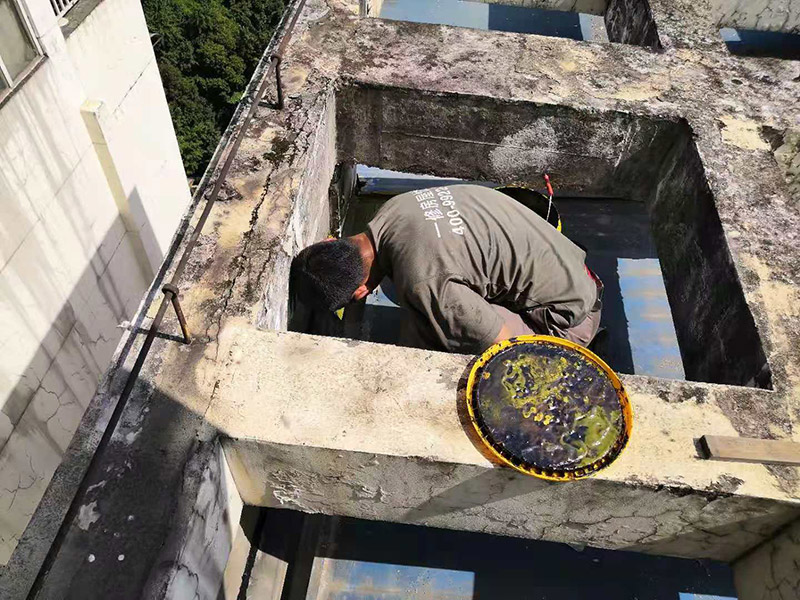 屋頂清理打膠防水：先做好節點、附加層和屋面排水比較集中部位的處理，然后由屋面最低標高處向上施工。鋪貼天溝、檐口卷材時，宜順天溝、檐口方向以減少搭接。按先高后低、先遠后近的原則，先施工鋼屋架坡屋面，后施工平屋面。