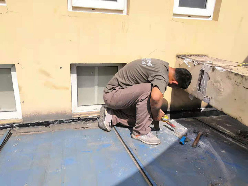 屋頂清理打膠防水：先做好節點、附加層和屋面排水比較集中部位的處理，然后由屋面最低標高處向上施工。鋪貼天溝、檐口卷材時，宜順天溝、檐口方向以減少搭接。按先高后低、先遠后近的原則，先施工鋼屋架坡屋面，后施工平屋面。