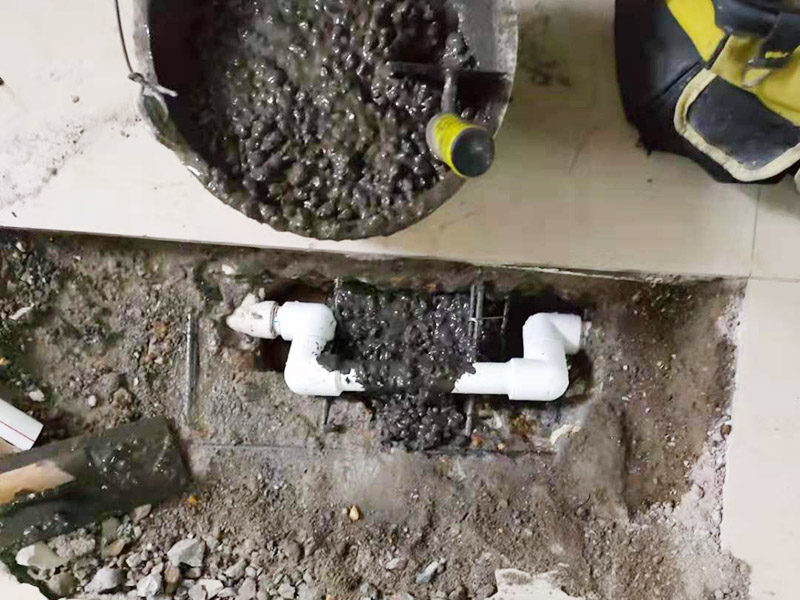地面暗管漏水更換：最好的辦法就是把滲漏處拆開，截去滲漏的部分，然后采用兩頭焊接束節加一小節水管的辦法，把滲漏處修復。這樣雖然麻煩，但修復效果好，可以達到長期不再滲漏的目的。