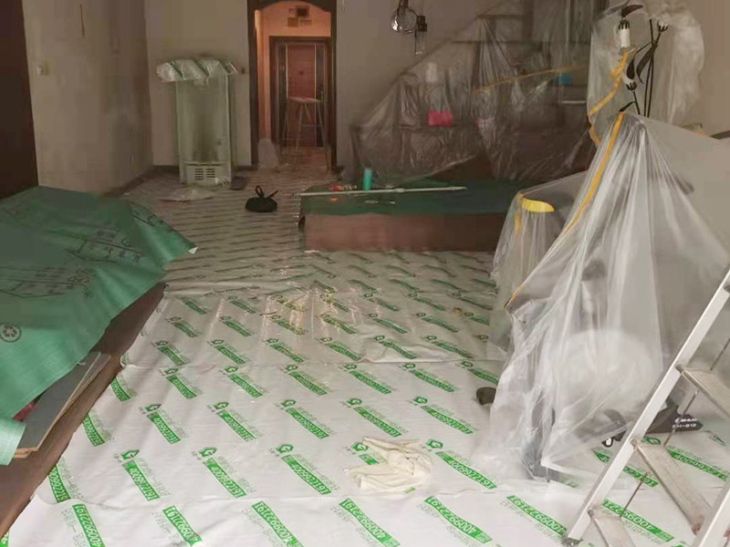 舊房客廳翻新：首先如果只是翻新墻面，地面就需要做好成品保護，這樣免得造成地面二次污染，老墻面的翻新處理的時候要注意將老墻面的原有裝修和裝飾都一并的清除。水泥層損壞，將損壞的墻面部分全部鏟除，之后再使用水泥進行涂抹。墻面的底漆作用非常重要，具有防潮、保護墻面、提高墻面粉刷效果的作用。最后再刷乳膠漆，在進行涂刷的時候也要從上到下順著一個方向進行涂刷。