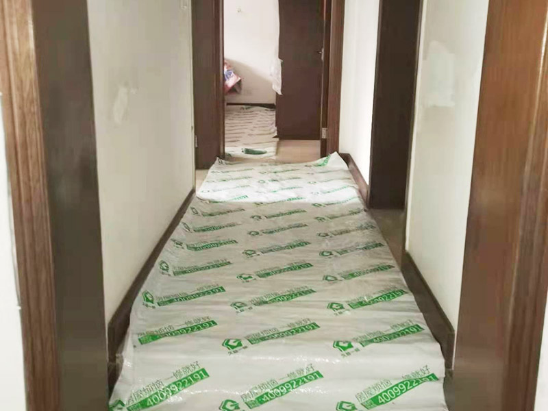 舊房客廳翻新：首先如果只是翻新墻面，地面就需要做好成品保護，這樣免得造成地面二次污染，老墻面的翻新處理的時候要注意將老墻面的原有裝修和裝飾都一并的清除。水泥層損壞，將損壞的墻面部分全部鏟除，之后再使用水泥進行涂抹。墻面的底漆作用非常重要，具有防潮、保護墻面、提高墻面粉刷效果的作用。最后再刷乳膠漆，在進行涂刷的時候也要從上到下順著一個方向進行涂刷。