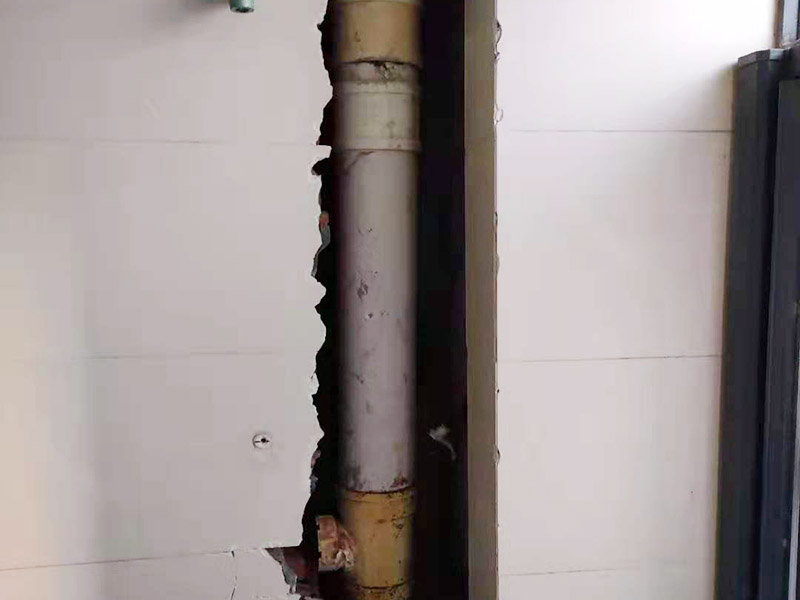 主排水管道維修更換：漏水的地方太大，建議換新水管，更換前要將整棟樓的水停下來，否則就會影響到后期的施工。更換的時候要將漏水的地方截掉，然后套上尺寸相同的新管，并用PVC膠水把連接處粘好。假如滲透的不嚴重，那么直接用PVC膠水粘結好，再拿防水布裹緊即可。