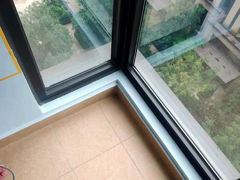 陽臺窗框找平刷白：陽臺漏水如果是窗戶與墻體之間的接縫過大，可以將原有的老化或破損的密封材料剔除，然后將基層處理干凈平整順直。對于窗戶與墻體較大的縫隙處用發泡膠填滿，內、外側及窗框、窗扇壓條必須打滿膠密封起來。