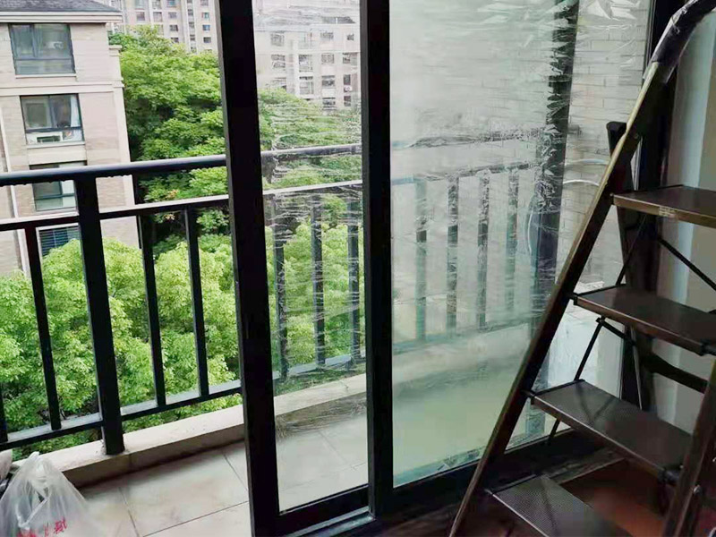 玻璃門地彈簧更換：地彈簧是一種閉門器，而這種閉門器在玻璃門中使用較多。玻璃門地彈簧也是一種液壓式閉門器，其壓緊彈簧的裝置為蝸輪，主要是因為蝸輪可以正反向旋轉，根據玻璃門地彈簧的特點，基本配置是天軸和地軸，除了玻璃門，可以適用于幾乎所有木制、鋼制、鋁合金門和使用玻璃門夾的無邊框玻璃門。