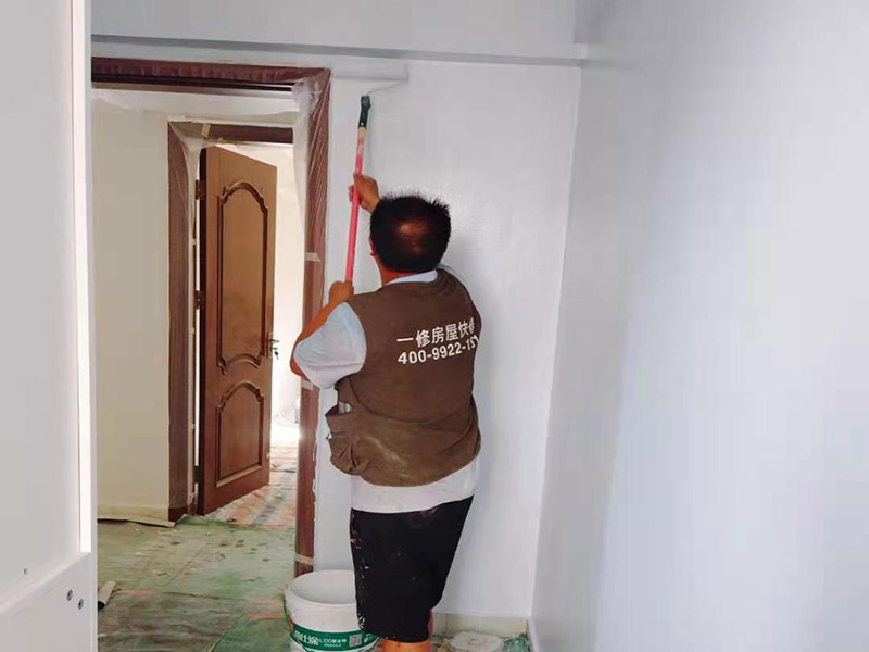 墻面刷乳膠漆服務(wù)：墻面上有污漬的話，會直接影響到乳膠漆的附著力。這其實是在變向浪費乳膠漆。如果強刷乳膠漆的話，只會出現(xiàn)墻面不均勻，油漆刷不上的情況。所以需要鏟除舊墻做好基層處理。然后再刷底漆乳膠漆