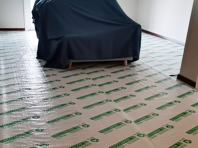 全屋地面家具成品保護：正確的施工順序應該是搞好成品保護，地面鋪貼完成清潔干凈后，可以用厚一點的泡沫包裝膜，然后可以再加一層塑料膜，這樣就不至于損壞地磚了，也可以用保護膜，其效果與地板革相似。