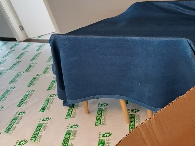 全屋地面家具成品保護：正確的施工順序應該是搞好成品保護，地面鋪貼完成清潔干凈后，可以用厚一點的泡沫包裝膜，然后可以再加一層塑料膜，這樣就不至于損壞地磚了，也可以用保護膜，其效果與地板革相似。