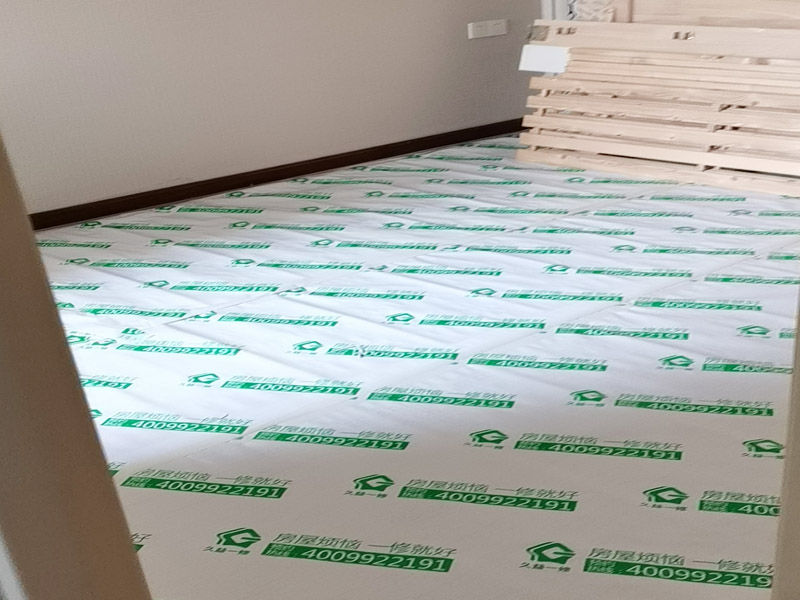 全屋地面家具成品保護：正確的施工順序應該是搞好成品保護，地面鋪貼完成清潔干凈后，可以用厚一點的泡沫包裝膜，然后可以再加一層塑料膜，這樣就不至于損壞地磚了，也可以用保護膜，其效果與地板革相似。