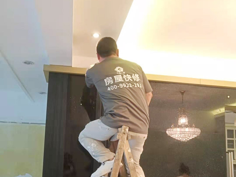拆除舊墻體表面附著物是二次裝修中必須進(jìn)行的一項(xiàng)工作，一般包括墻面原有乳膠漆和膩?zhàn)訉拥溺P除、原有木裝修、原有其它表面裝飾物如壁紙等的拆除等。