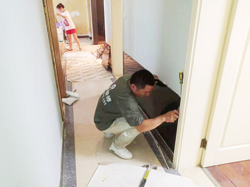 局部拆除裝修施工：主體拆改的過程中原材料的去留也是一個大問題，這在拆改前期就需要最好必須的準備，可以直接使用的材料也可以保留下來，這樣可以有效回收利用并且可以節(jié)省開支。主體拆改變動越大、所需要的工期就越長，材料越高檔，相對價格就越高。
